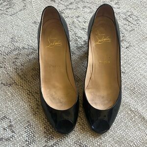 Gorgeo Christian Louboutin block heel black patent leather peep toe shoes